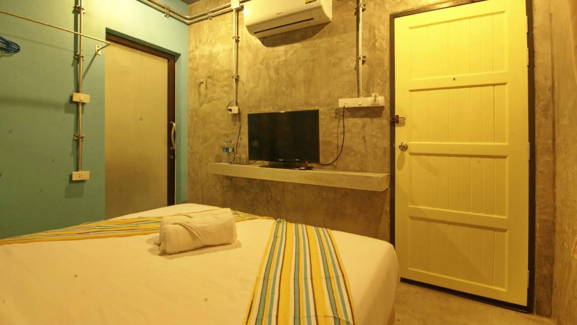 Seabox Khaolak Hostel Khao Lak